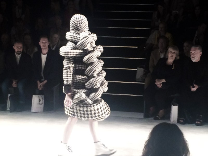 Hahnentritt-Schwulst von Nisar, Absolvent des Londoner Kingston College