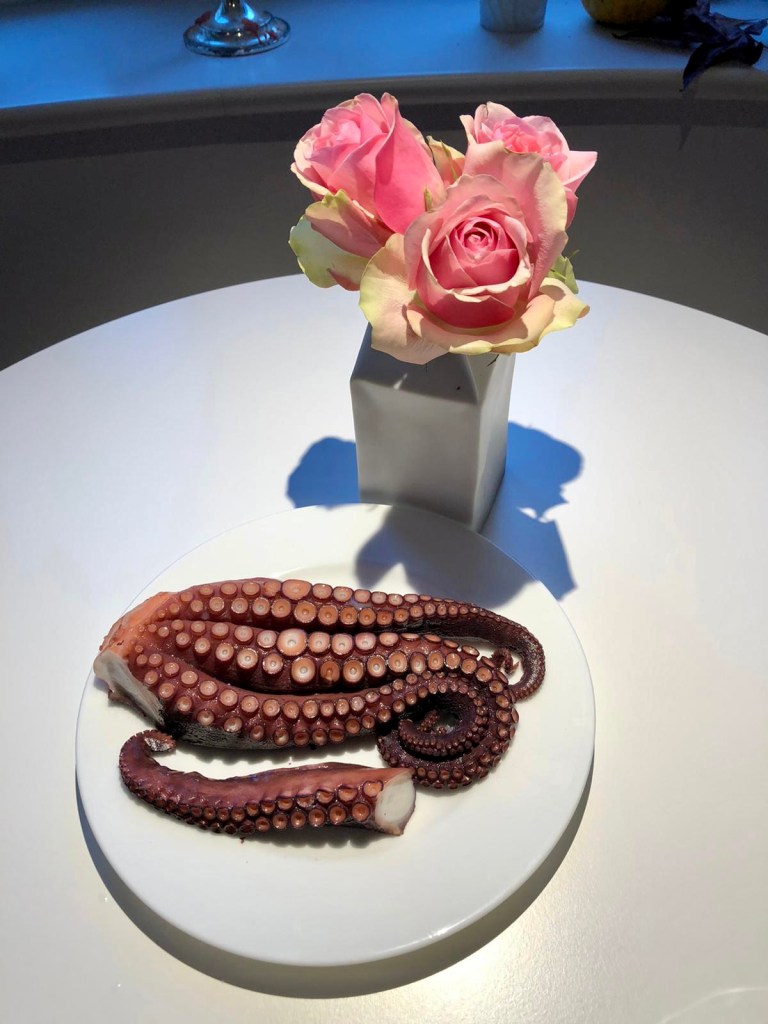 Schöner Strauß und Oktopus: Das Auge isst mit.