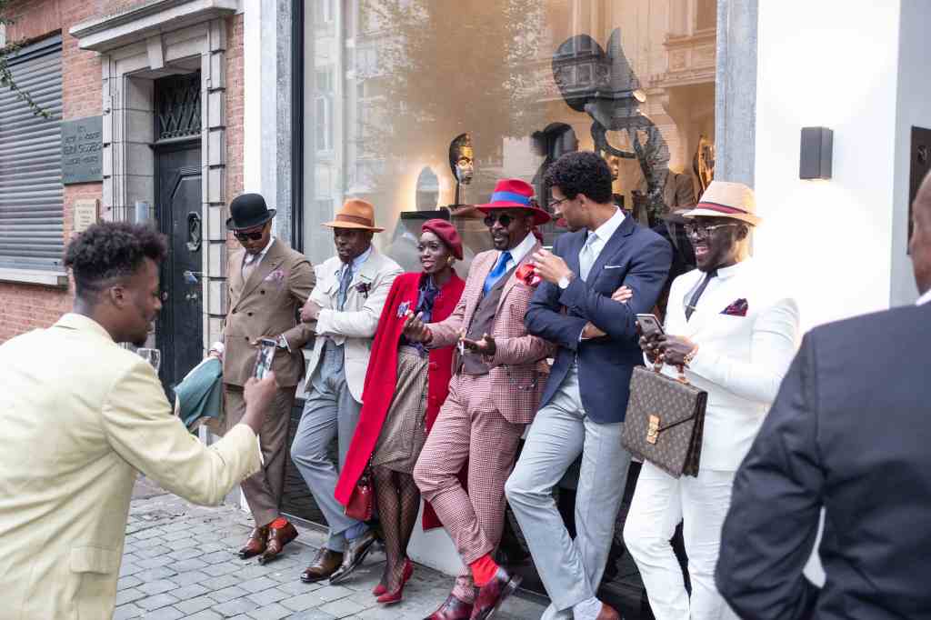 Gäste auf einer Vernissage von Didier Claes in Brüssel.