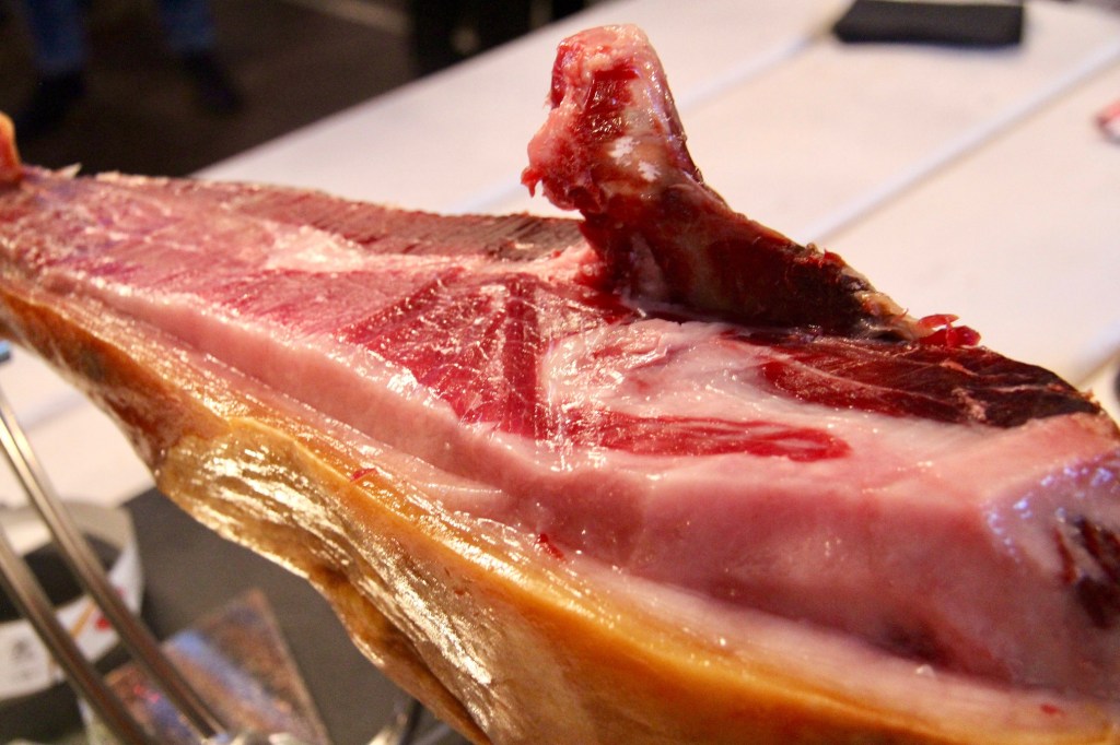 Buttrig-nussiger Geschmack und feine Fettmaserung kennzeichnen den sortenreinen Ibérico-Schinken.