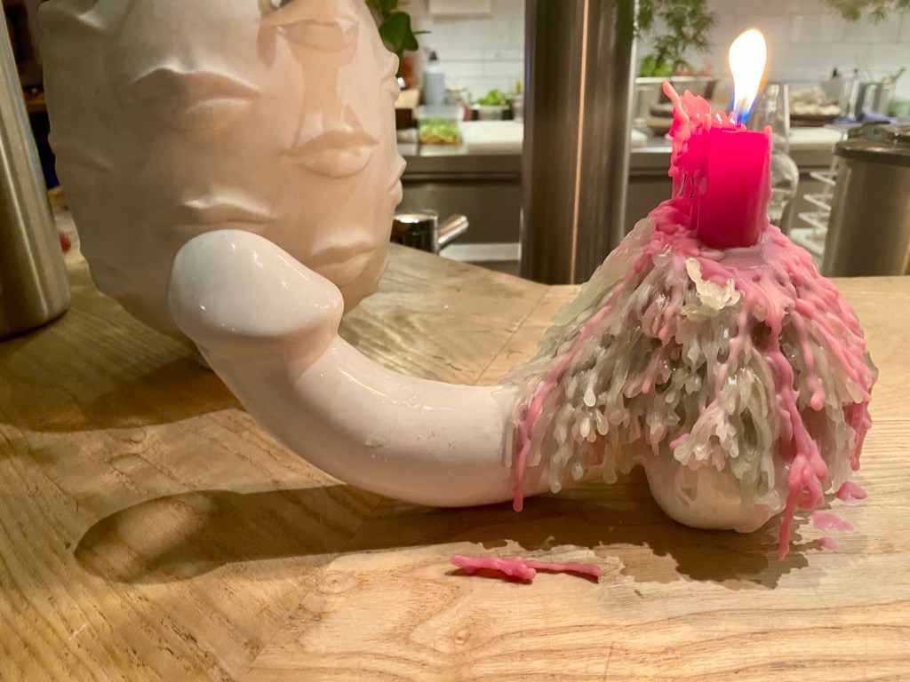 Kerzenhalter in Penisform.