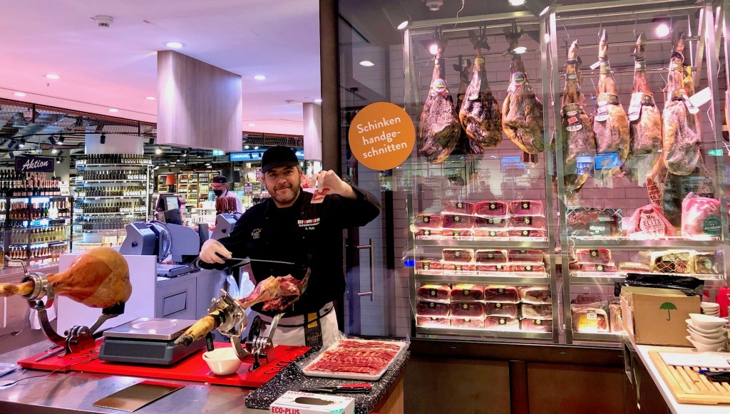 Der spanische Cortador de Jamon Aithor Ruiz beim Schinkenschneiden im Düsseldorfer Feinkostkaufhaus Zurheide.