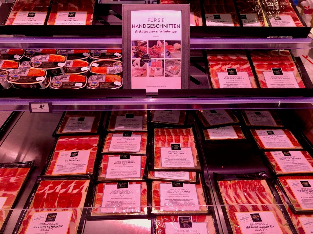 Die Werke von Schinkenschneider Aithor Ruiz gibt es auch zum Mitnehmen.