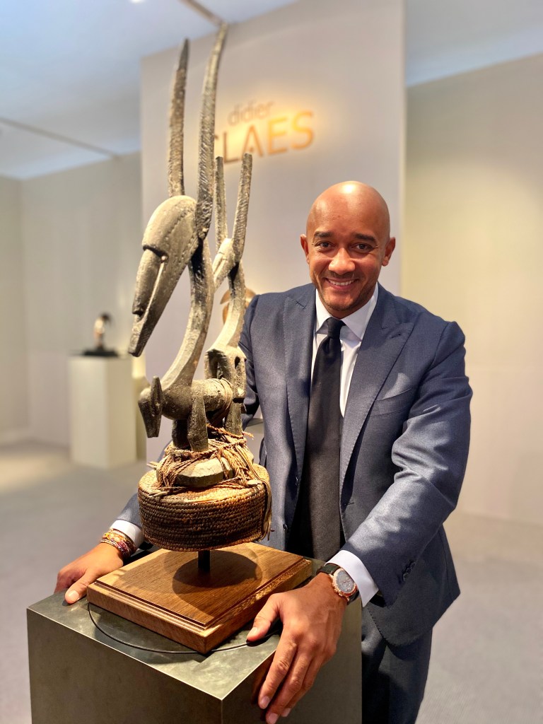 Didier Claes mit einem hölzernen Antilopentanzaufsatz der Bambara.