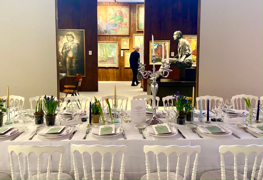 Gedeckter Tisch für ein Galadinner auf der Brafa in Brüssel.