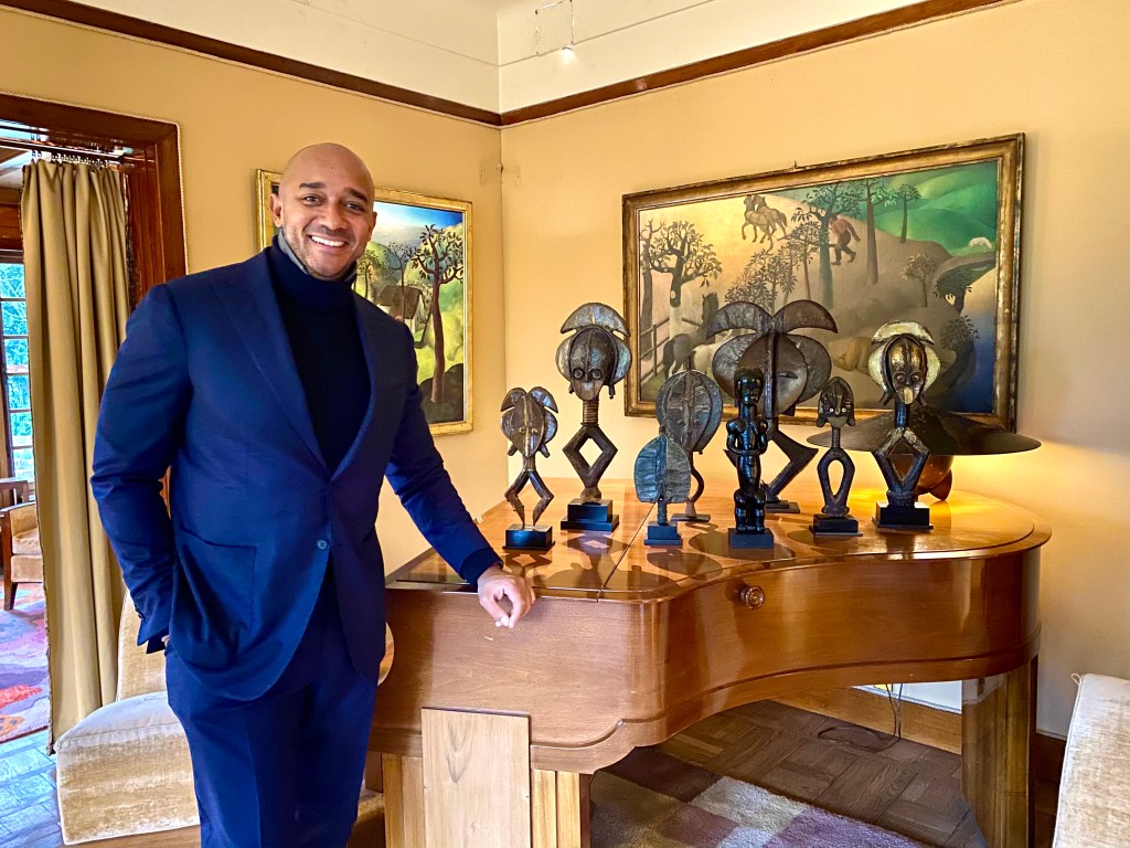 Didier Claes mit mehreren Kota-Reliquiarfiguren im Museum Van Buuren.