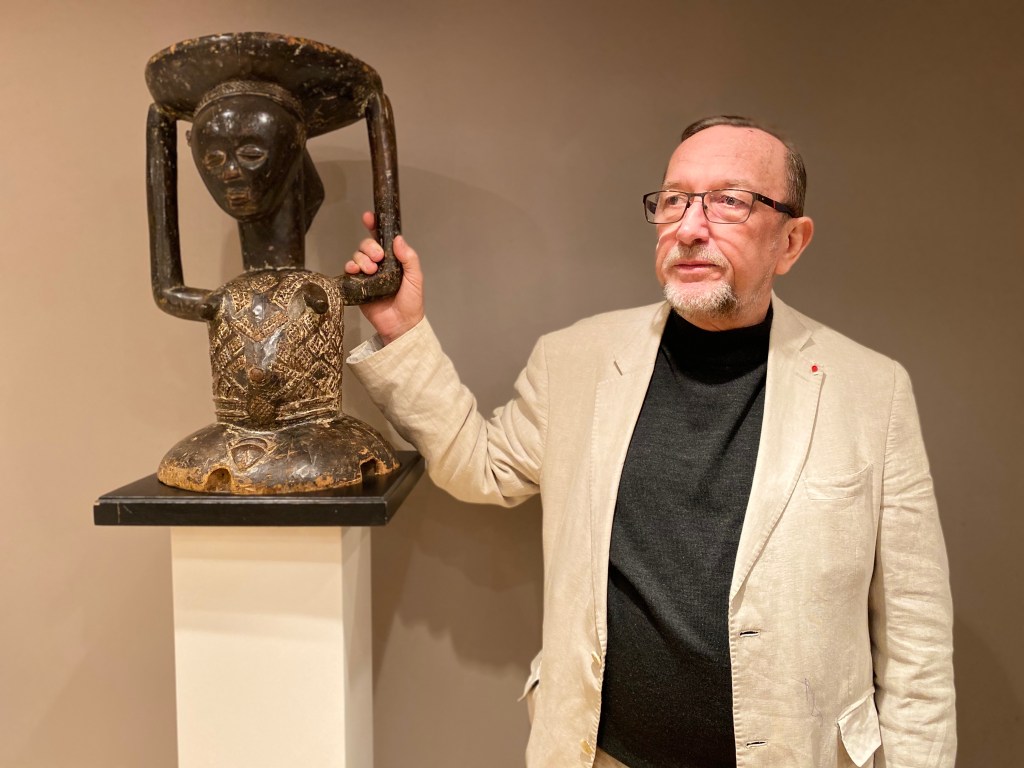 Von seinem Vater hat Didier Claes das Wissen über afrikanische Kunst: Patrick Claes mit einem Hocker der Hemba aus dem Kongo.