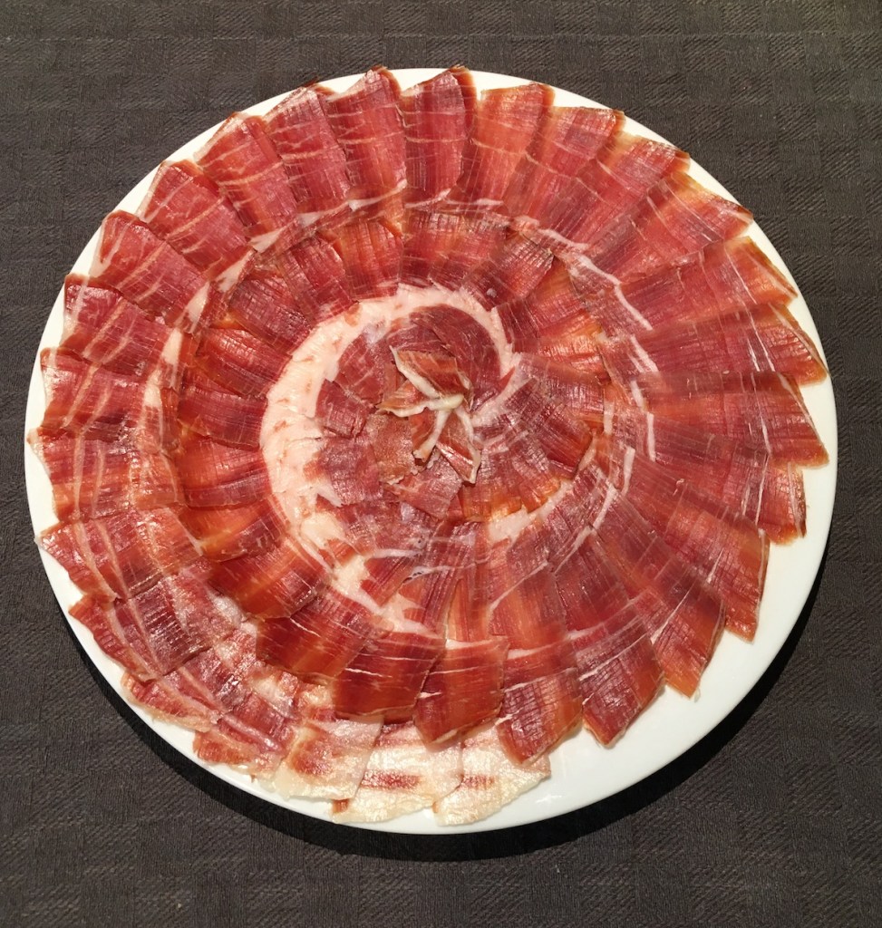 Dekorativ aufgeschnittener Ibérico-Schinken sollte ein Muster ergeben.